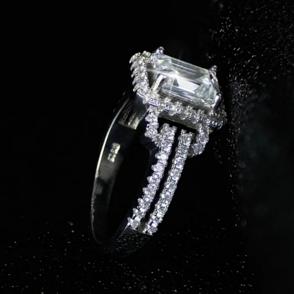 Beautiful Simulated 925 Engagement ring - Picture 11 of 11